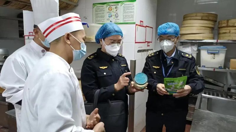 火锅底料作为一种常见的餐饮产品，在托运过程中需要特别注意以下几点：